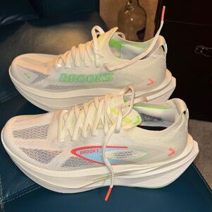 Brooks Hyperion Max 3 size 8 women